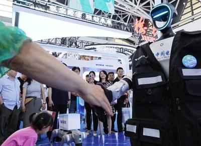 超吸睛！絲博會(huì)上智能機(jī)器人玩轉(zhuǎn)銷售新花樣